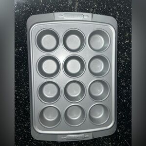 Cake Boss Silver Non-Stick Bakeware 12 cup cupcake pan